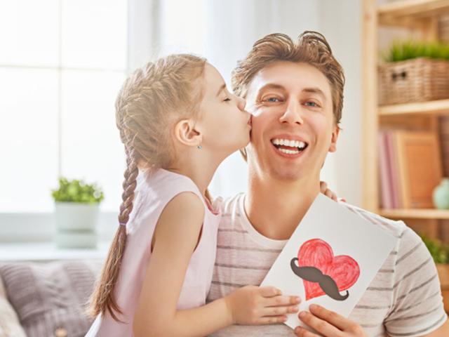 女儿奴爸爸，对儿子冷漠，手心手背都是肉，偏一个贬一个真的好吗