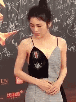 肩带崩断、裙下走光，7位女星走红毯的社死瞬间，画面太尴尬了