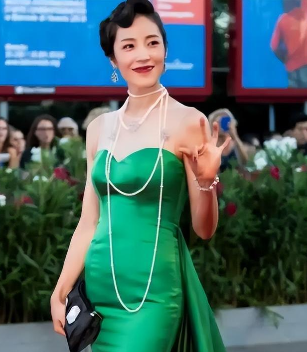 肩带崩断、裙下走光,这些女明星走红毯的社死瞬间,画面太尴尬了