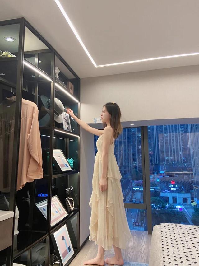 美女黄色的吊带连衣裙，穿出一种与众不同的效果