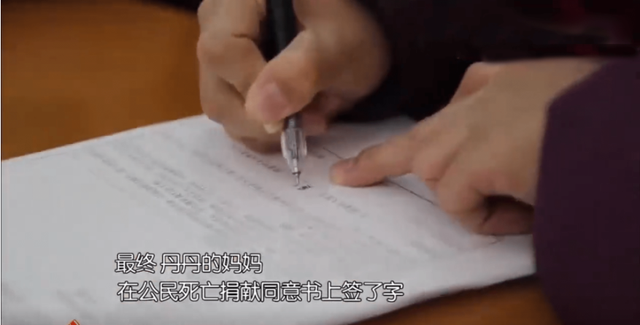 2015年,6岁女儿突发疾病死亡,父亲痛哭掀开白布:再让我看一眼