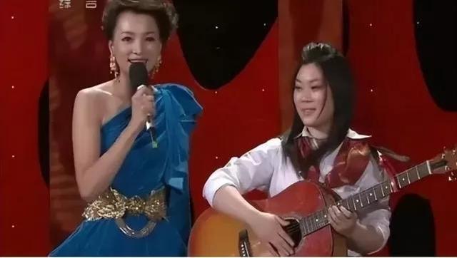 “西单女孩”：14岁辍学卖唱，20岁爆红上春晚，现人生状况怎样？