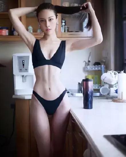 集美貌，才华与身材于一身的美女钢琴师健身起来也太性感了吧！