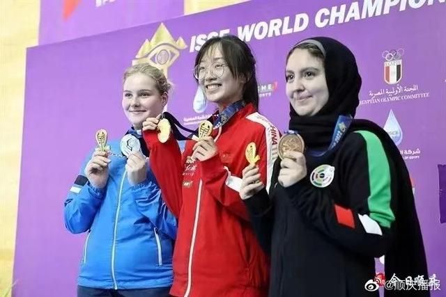 18岁高中女生连夺四金,叮嘱父母不要发朋友圈!妈妈:已发,把她屏蔽了