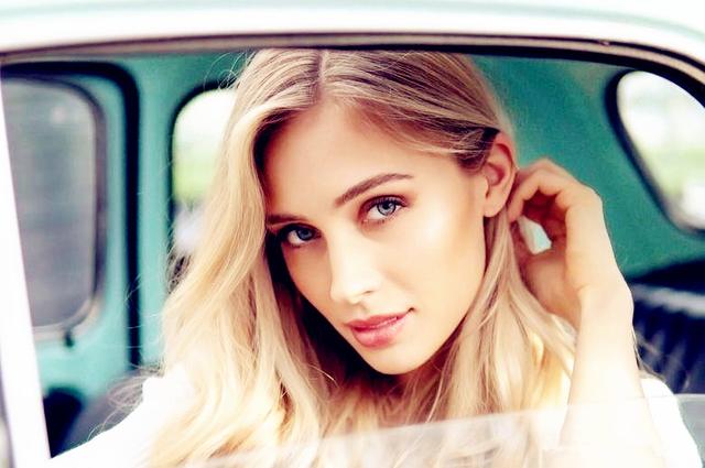 德国顶级模特佐伊，粉丝过百万貌美如花，质感穿搭体现严谨文化