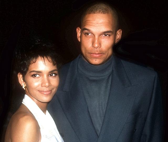 令人惊艳的黑珍珠：伊曼和丈夫甜蜜恩爱24年，哈莉·贝瑞离过3次婚