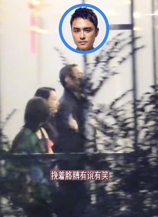 明道夜会两女疑婚内出轨！与高挑美女亲热挽手，发现被拍慌乱甩开