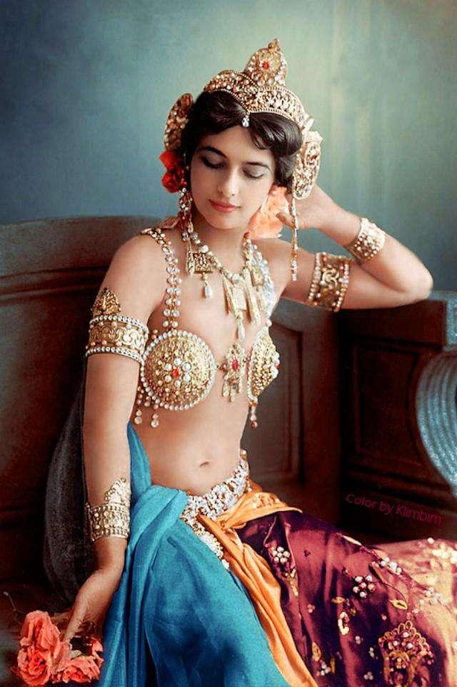 为谋生计成为脱衣舞娘,惊艳巴黎全城,最美女间谍瑰丽传奇一生