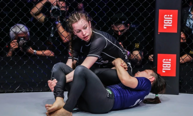 与山口芽生打成平局后，美国美女凯莉登台对决俄罗斯桑博高手