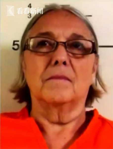 不听命令开车逃逸 视频曝光：65岁妇女遭电击踢巡警裆部 面临指控？