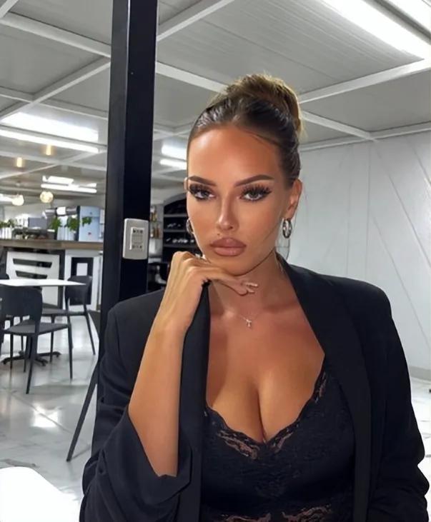 火辣的曲线，迷人的面孔，欧美性感IG网红：Isabella