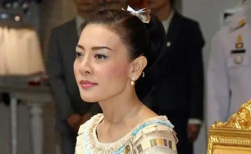 43岁女人为讨好王子丈夫,与狗伏地同食,7个月后被剥夺王妃身份