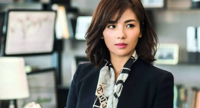 “美人出浴”别尬演，有人一眼万年，有人我想把她按回水里