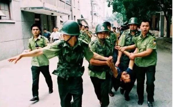 酒吧女穿圣诞装跳舞，男人觉得很妩媚，她却是个女魔头：坐台引诱有钱人，杀了7人