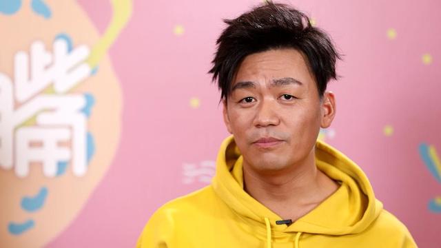 王宝强与美女聚餐，身材暴瘦被人搀扶疑醉酒，紧抱男人窃语引热议