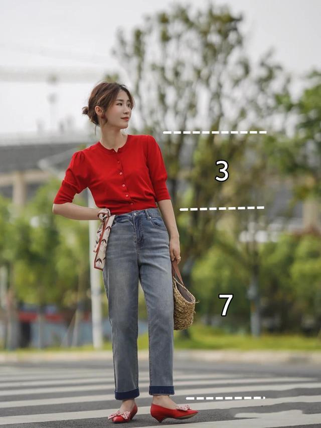 小个子怎么穿好看?2个穿搭技巧+3个基础款,教你提升时尚品味