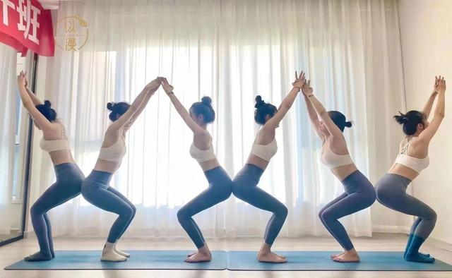 瑜伽馆里的美女们：大学生美女为一字马办季卡