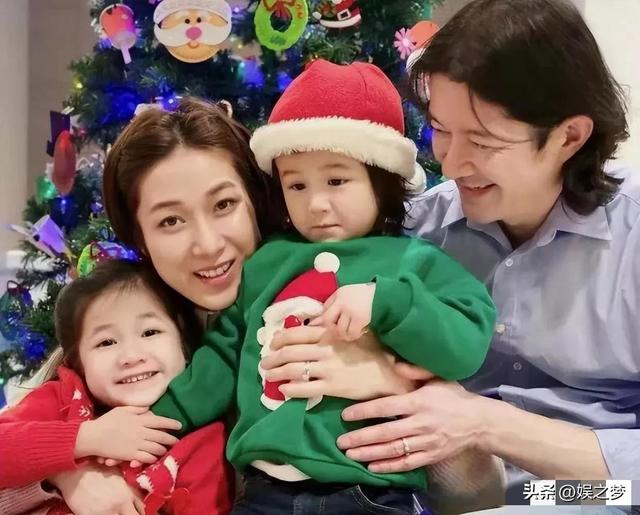 钟嘉欣竟在家生娃！全身赤裸躺浴缸用力，助产士忙孕肚浇水剪脐带