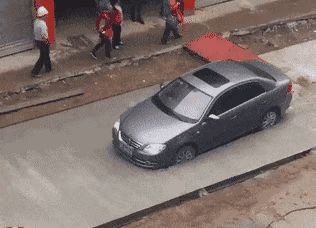 美女在泳池边跳舞，下一秒把我逗笑了，太搞笑了