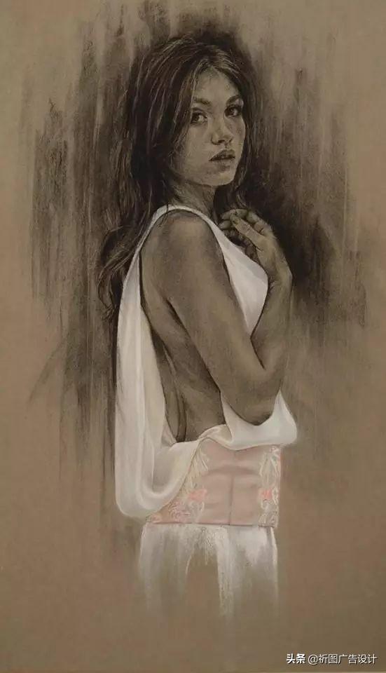 她的木炭粉彩画堪称一绝，性感素描将人体线条展现的性感迷人