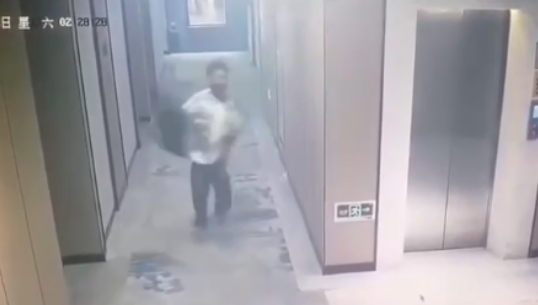 23岁小伙深夜酒店内尾随美女,福建警方:涉嫌猥亵罪,侦办中