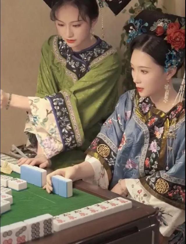 成都姑娘穿清宫服打麻将火了！她们美得让人对清朝服装刮目相看