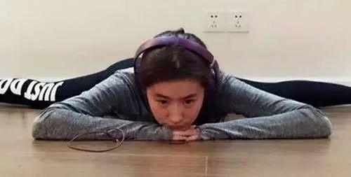 女星的一字马演绎：董璇笑称在甩秋膘，陈小纭可以劈到215度