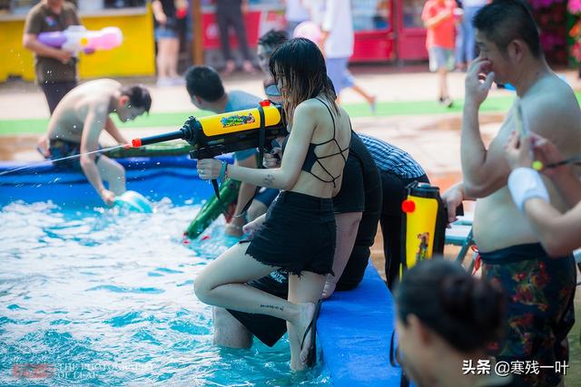 泼水节狂欢,这位大爷好潮,拿个水枪专喷女孩子