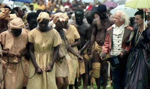 黑奴贸易时，白人为啥要把黑人衣服扒个精光，连遮羞布也不舍得给