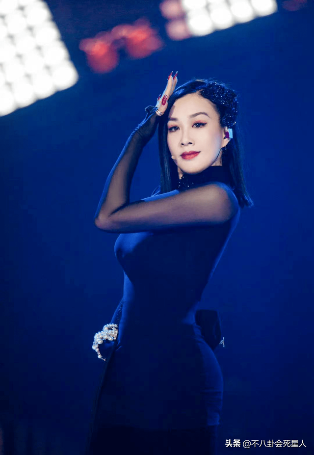 这7位女星一个比一个爱秀身材，露腰泳衣，透视装，紧身衣