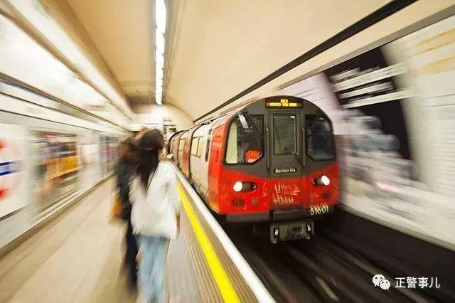 住手，放开那个姑娘