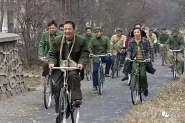 70后记忆中的那些事儿—黄褂子、蓝裤子、军挎包、红裤带、白边鞋