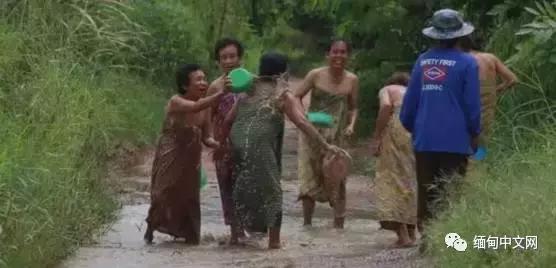 面对公务员“不作为”，泰国美女“脱衣服”，缅甸帅哥“钓小鱼”