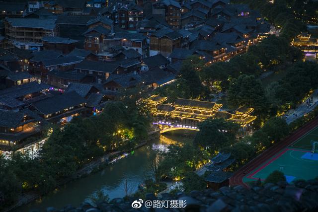 世界上最牛的敬酒方式，苗族美女排成长队给小伙敬酒