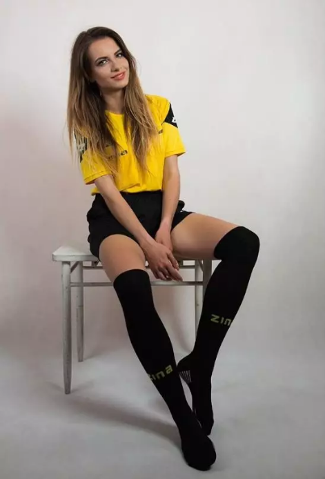 21岁的全球最性感女裁判，用美貌与情商征服球员