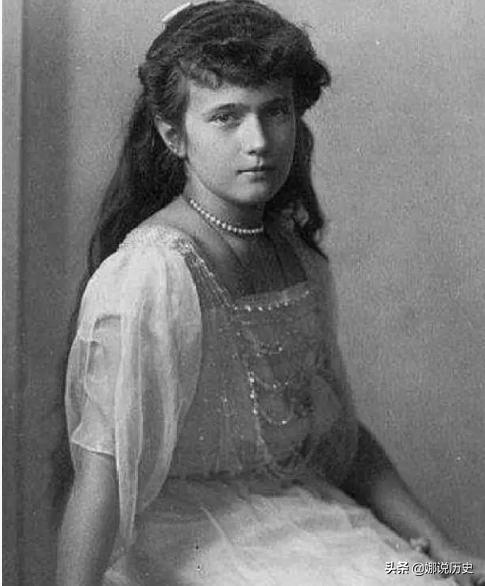 她是一国贵族夫人，却软禁女儿25年，被救出后衣着破烂不会说话