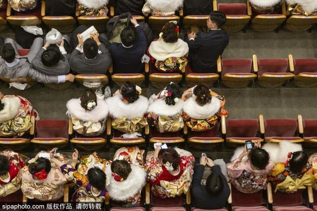 笑靥如花！日本明治神宫举行成人礼 年轻女孩身穿和服拍照