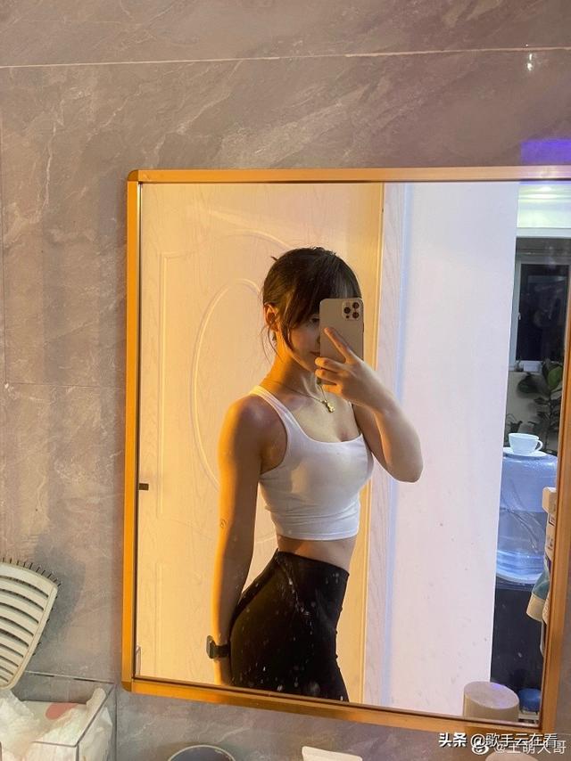 97年美女游戏博主王萌迷人美照欣赏，好漂亮啊