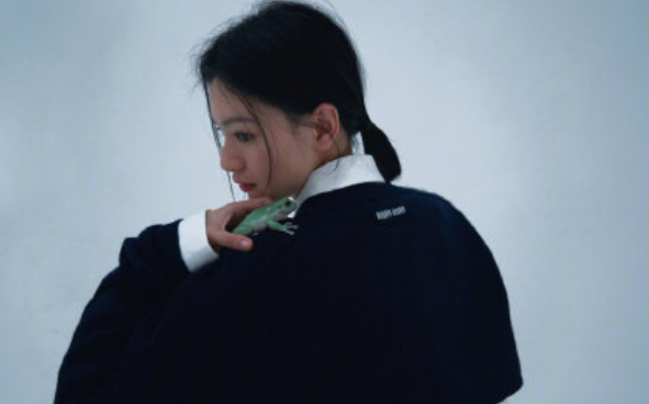 22岁邱天拍写真好大胆!趴在地上脚缠了条蛇,网友:美女不害怕吗