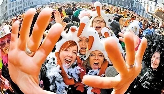 德国多开放？街上一群醉酒美女“强吻”男性，游客：简直没眼看