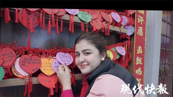 00后外国美女，寻访秦淮灯彩“魔术师”