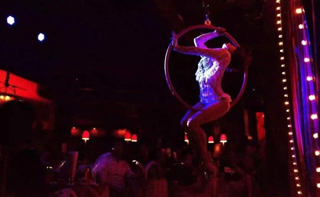 43岁女人为讨好王子丈夫,与狗伏地同食,7个月后被剥夺王妃身份