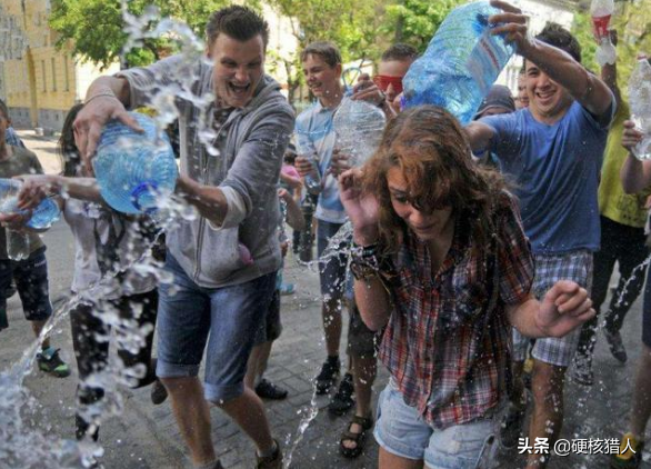 乌克兰最“火爆”节日,热辣美女释放天性,男性看对眼就“抱走”