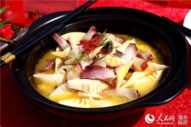 湖北女县委书记直播代言农产品 百万网友围观