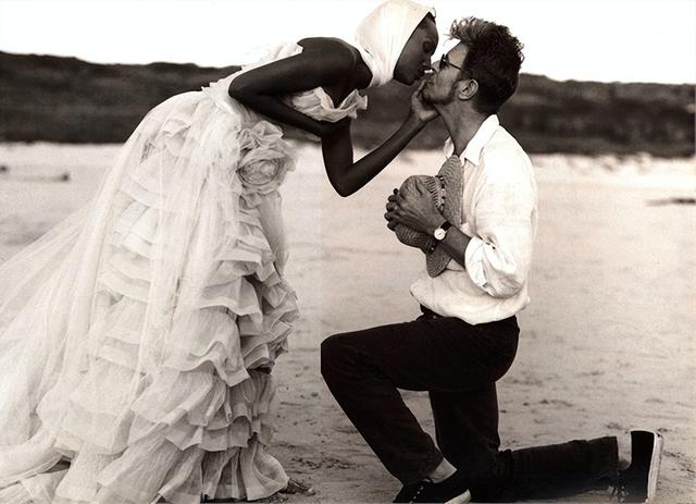 令人惊艳的黑珍珠：伊曼和丈夫甜蜜恩爱24年，哈莉·贝瑞离过3次婚