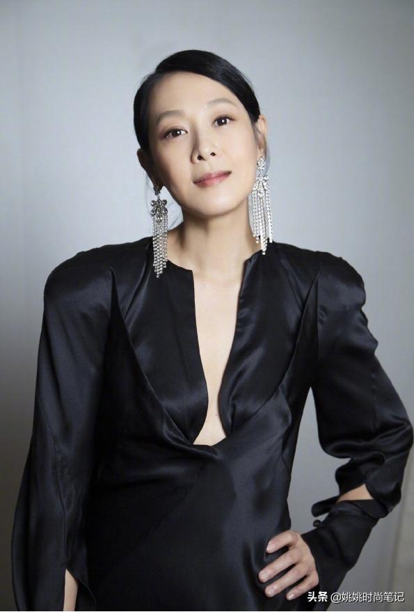 51岁刘若英穿“阴沟裙”美得像30岁小姐姐,奶茶妹有名有实