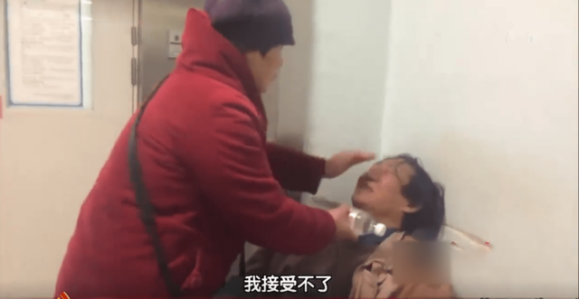 2015年,6岁女儿突发疾病死亡,父亲痛哭掀开白布:再让我看一眼