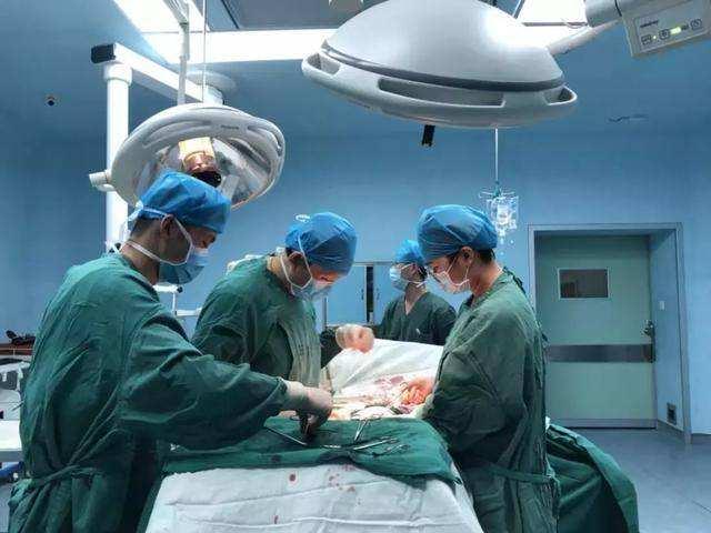 98年美国女子在家赤裸身亡，留下180处伤口，一张照片成破案关键