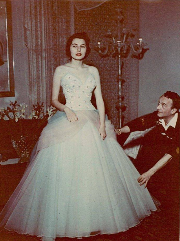 伊朗末代王后：嫁给3婚大19岁国王，母凭子贵坐稳后位