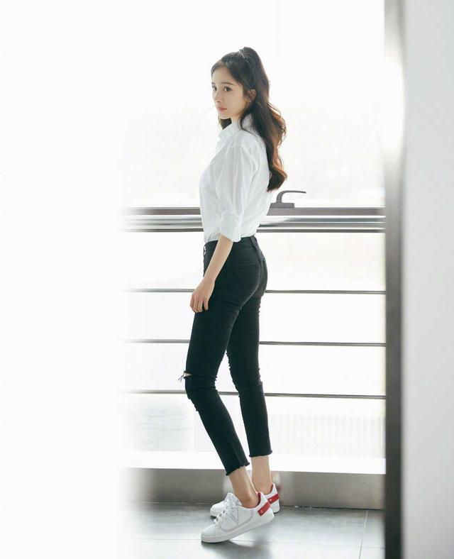 杨幂是什么神仙身材？穿简单白衬衫+牛仔裤，都能穿出翘臀，服气